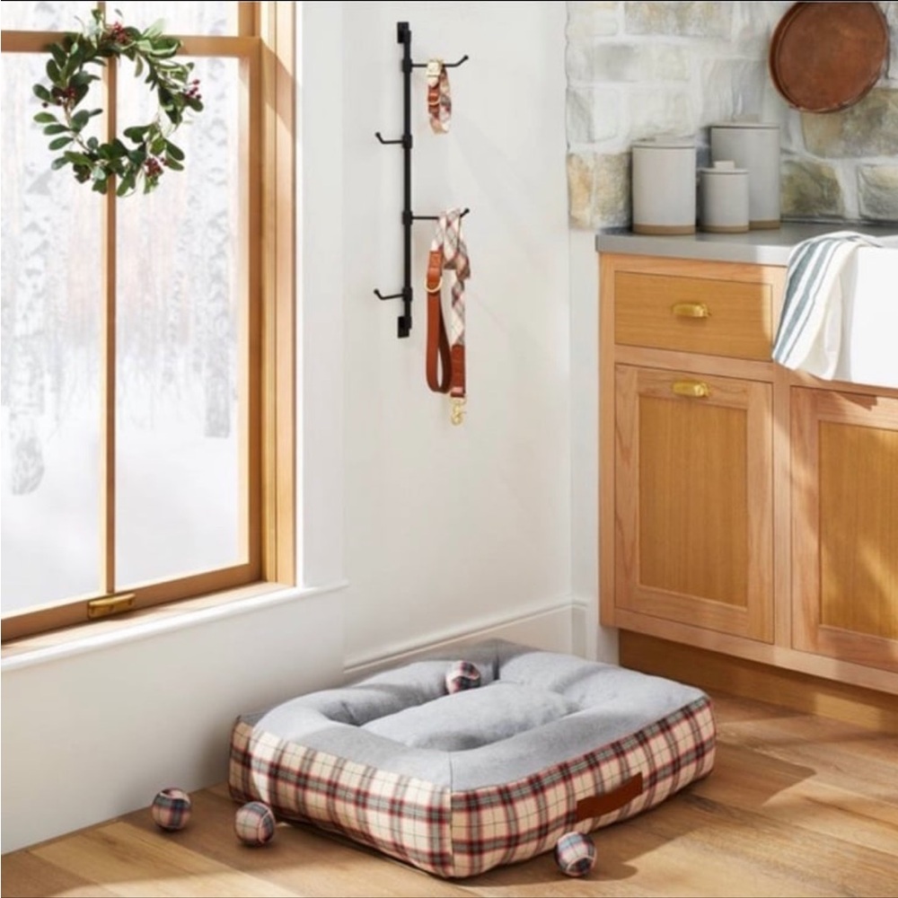 Heath and hand coat hook wall